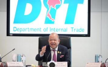 พิชัย นริพทะพันธุ์ รัฐมนตรีว่าการกระทรวงพาณิชย์