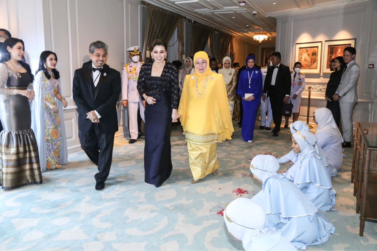 สมเด็จพระนางเจ้า ฯ พระบรมราชินี