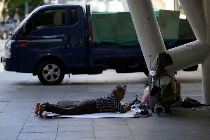 Korea หญิงชราที่หน้าสถานีรถไฟปูซาน (ภาพโดย ANTHONY WALLACE / AFP)