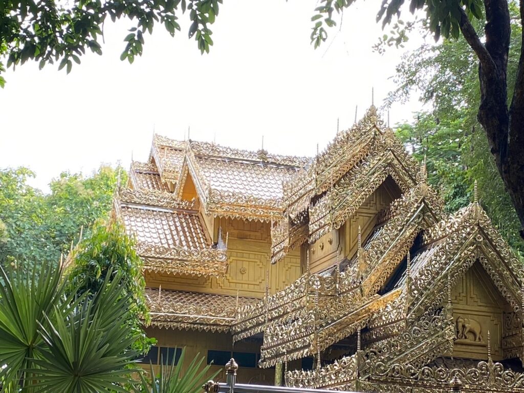 แอ่วเหนือคนละครึ่ง