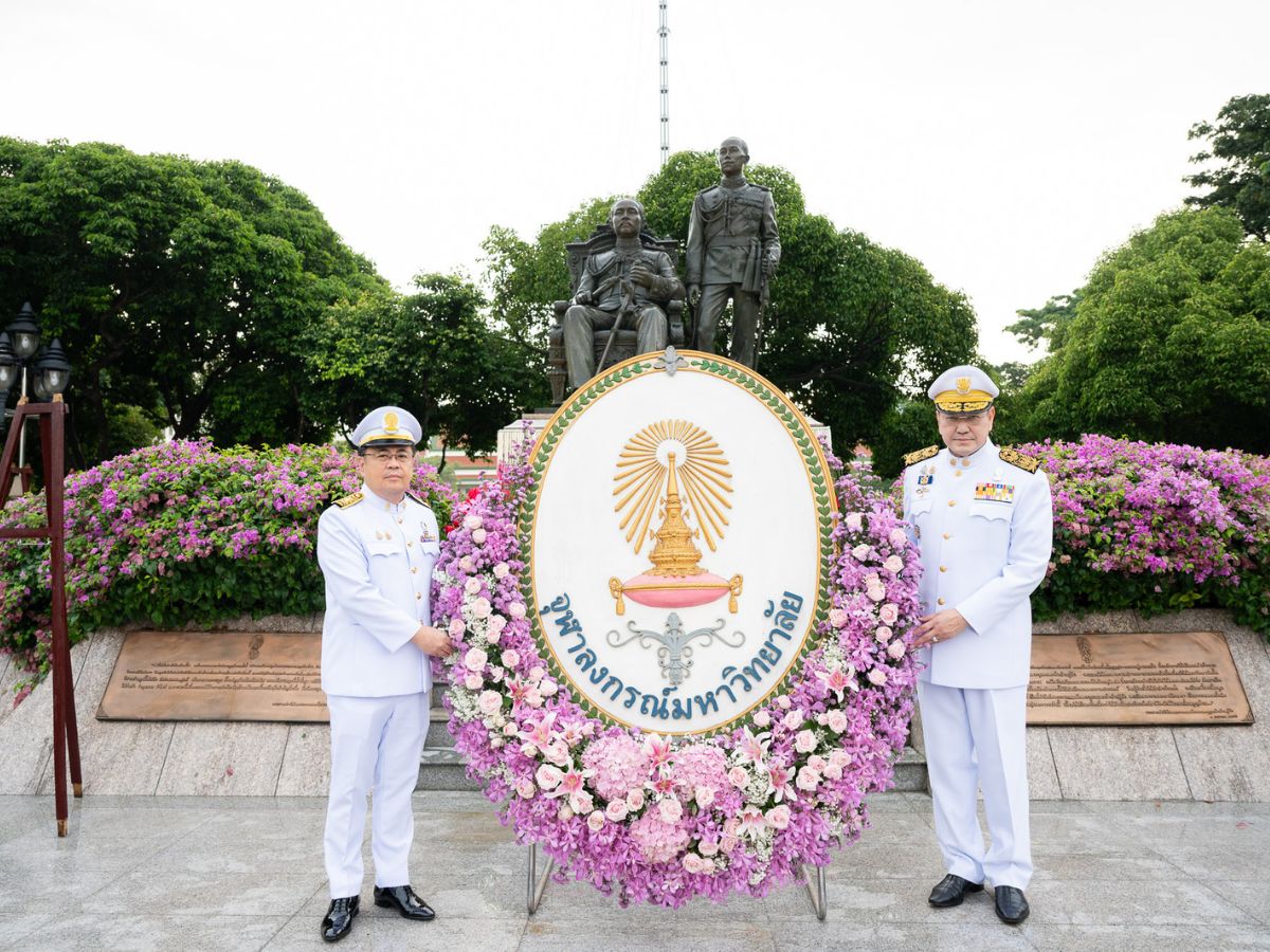 จุฬาฯ วางพวงมาลาถวายสักการะพระบรมราชานุสาวรีย์พระบาทสมเด็จพระจุลจอมเกล้าเจ้าอยู่หัว