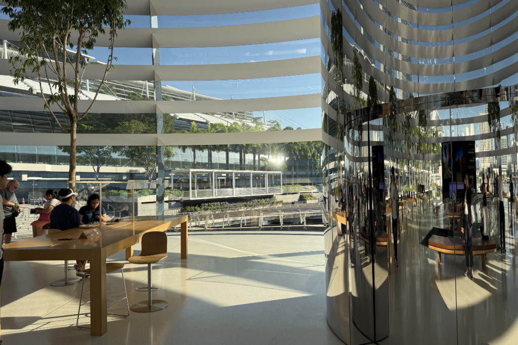 บรรยากาศภายใน Apple Store สาขา Marina Bay Sands