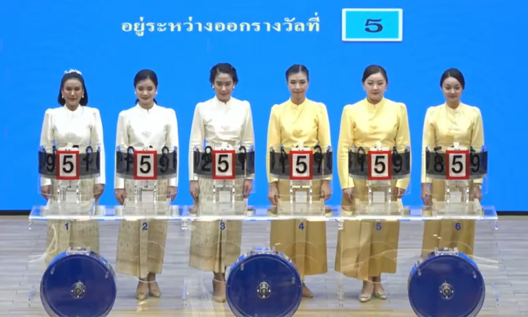 เจ้าหน้าที่ช่วยหมุนการออกรางวัล งวด 16 พ.ย. 2567 จากกรมเชื้อเพลิงธรรมชาติ