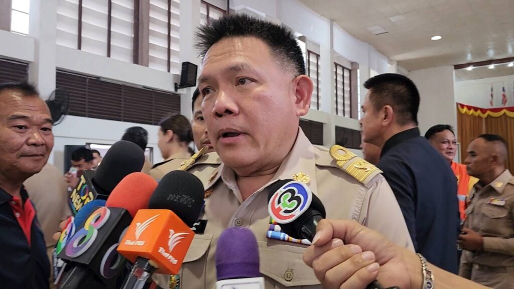 นายพรพจน์ เพ็ญพาส