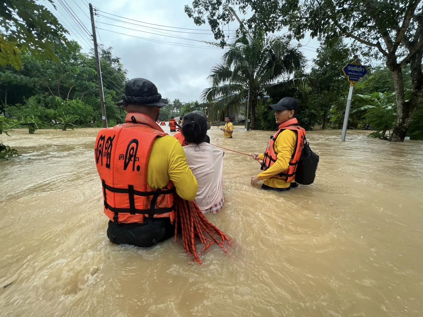 กรมอุตุฯเตือน 10 จังหวัดภาคใต้ ฝนยังตกหนัก-ท่วมฉับพลัน ฉบับที่ 8