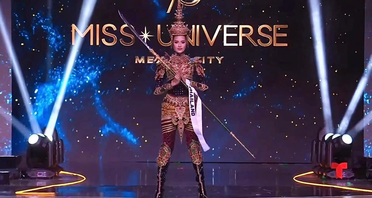 โอปอล สุชาตา อวดโฉมชุด ‘สยามมานุสตรี’ แรงบันดาลใจพระสุริโยทัย บนเวที Miss Universe 2024