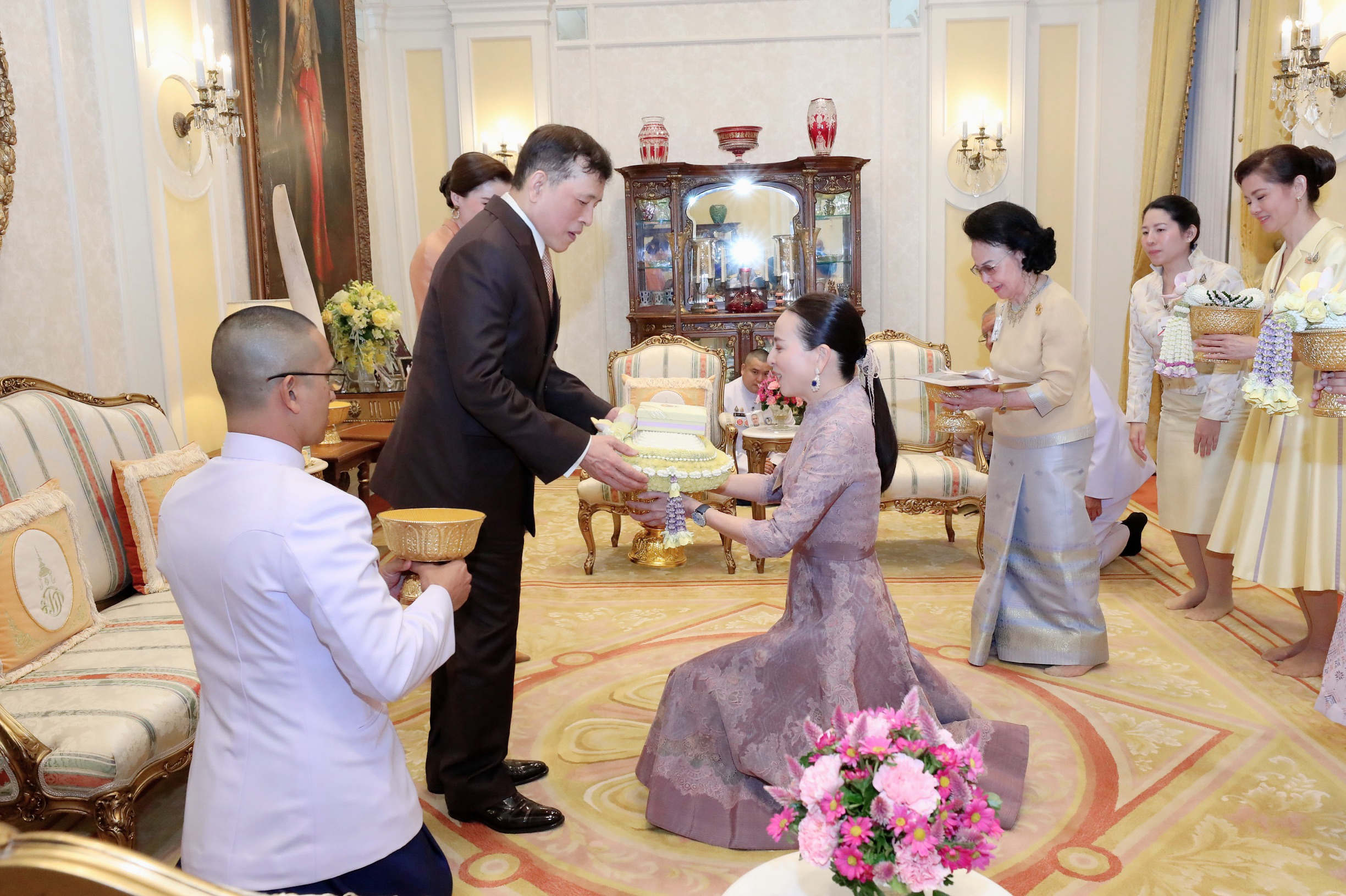 ในหลวง พระราชินี พระราชทานพระบรมราชวโรกาสให้ นางนวลพรรณ ล่ำซำ เฝ้าฯ
