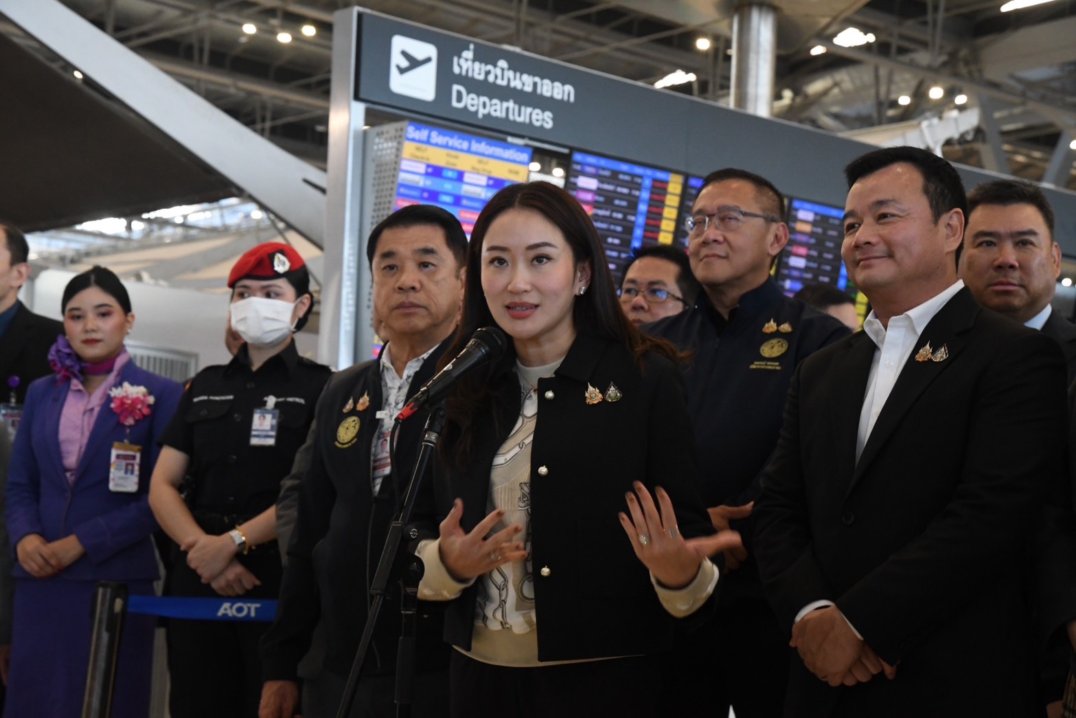 นายกฯ ตรวจความพร้อมสุวรรณภูมิรับ นทท.ช่วงไฮซีซั่น ก่อนบินประชุม ตปท.