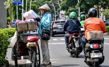 ไรเดอร์ของแพลตฟอร์มเดลิเวอรี ที่กรุงจาการ์ตา อินโดนีเซีย ภาพโดย BAY ISMOYO / AFP