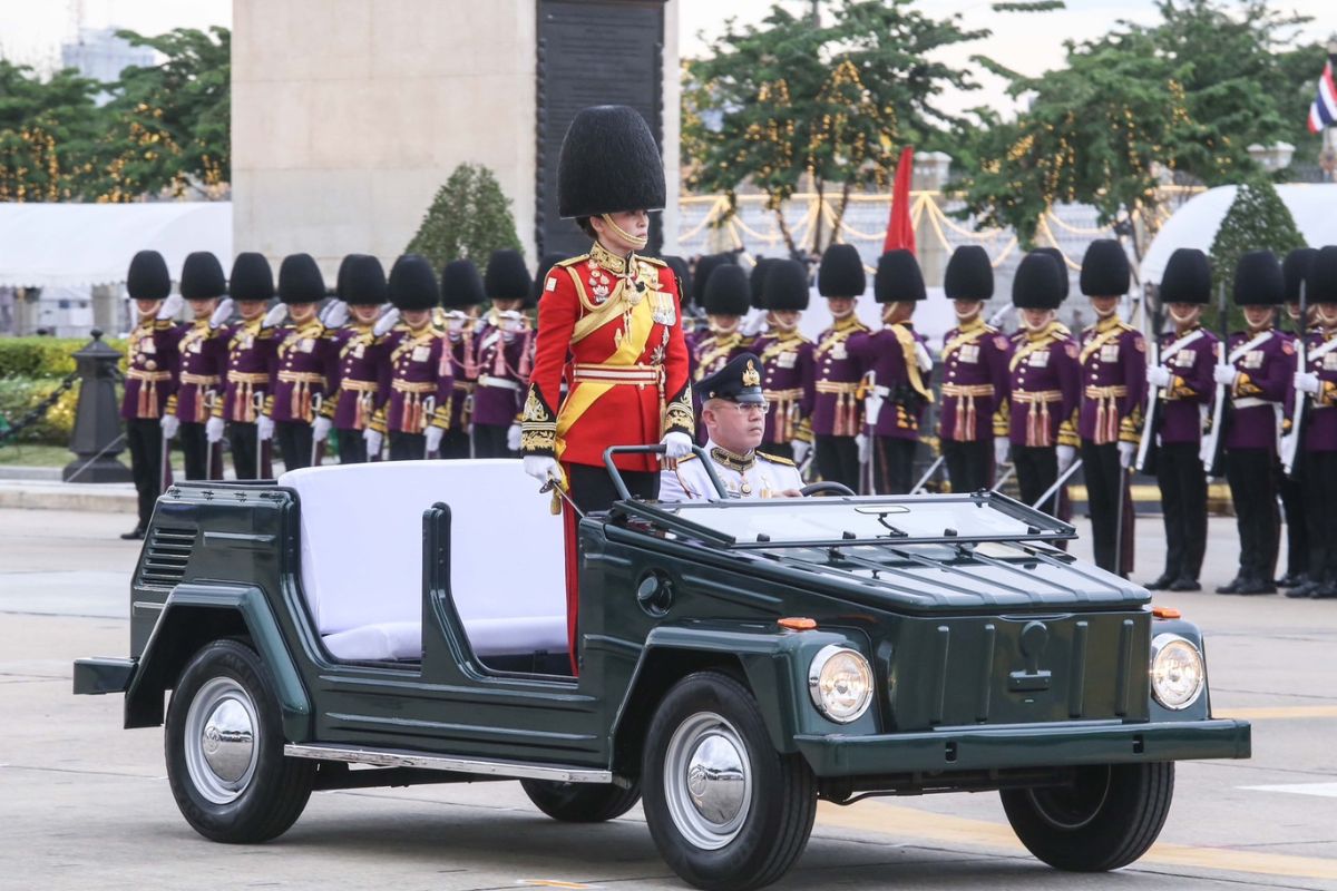 พระราชินี “องค์ผู้บังคับกองผสม” ทรงร่วมซ้อมพิธีสวนสนามและถวายสัตย์ฯ
