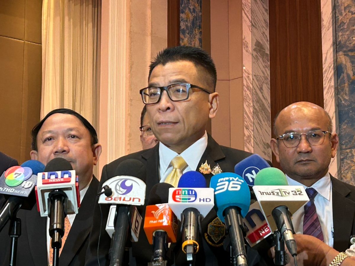 เลขาฯ กกต.เผย กำลังรวบรวมหลักฐาน คดีทักษิณ ครอบงำ-ยุบเพื่อไทย 