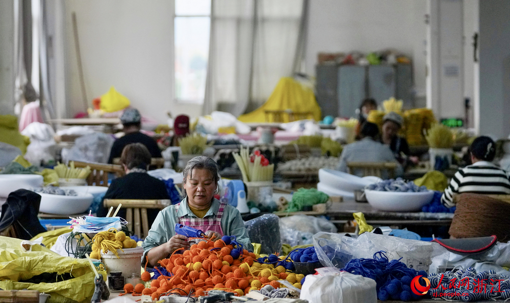 โรงงานในเจ้อเจียงเร่งผลิต ‘ของเล่นสัตว์เลี้ยง’ รับตลาดโต