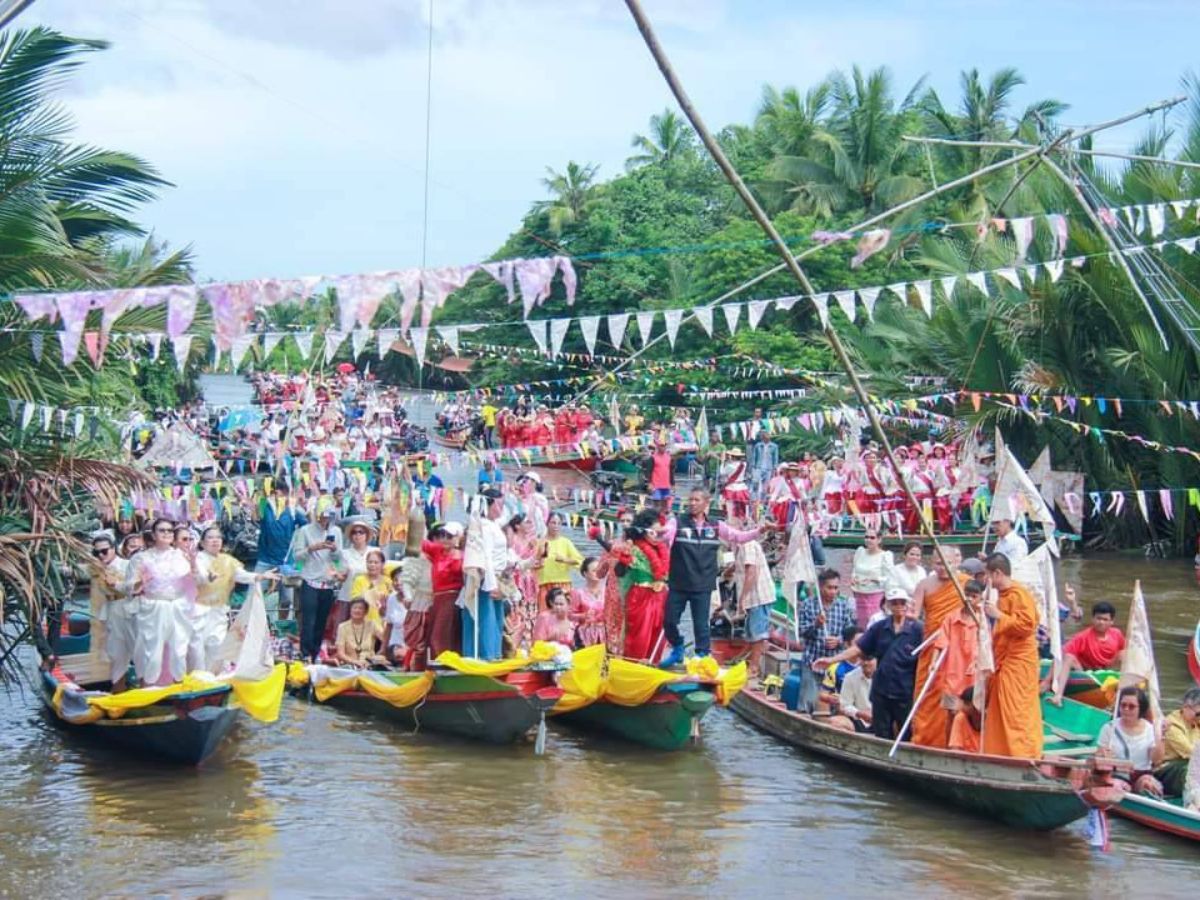 กฐินทางน้ำ “วัดพ่อท่านจบ” หนึ่งเดียวในเมืองไทย ชาวบ้านแห่ร่วมงานคึกคัก