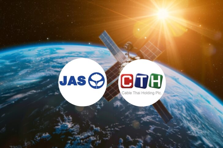 space-satellite-with-solar-panels-orbiting-earth-illuminated-by-sun-s-light ‘รอยพ่ายแห่งโอกาส’ ย้อนรอยตำนานเจ๊ง JAS และ CTH ผู้คว้าประมูลจาก กสทช.