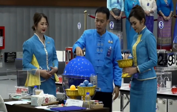 นายศิวะ ธมิกานนท์ รองผู้ว่าราชการจังหวัดเชียงใหม่ เป็นประธานการออกรางวัล ผลสลากกินแบ่งรัฐบาล งวด 1 ธันวาคม 2567 ที่จ.เชียงใหม่