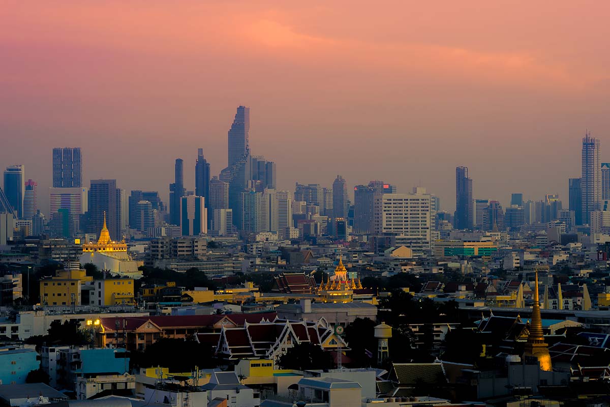 เศรษฐกิจไทยบน “โลกสองใบ”
