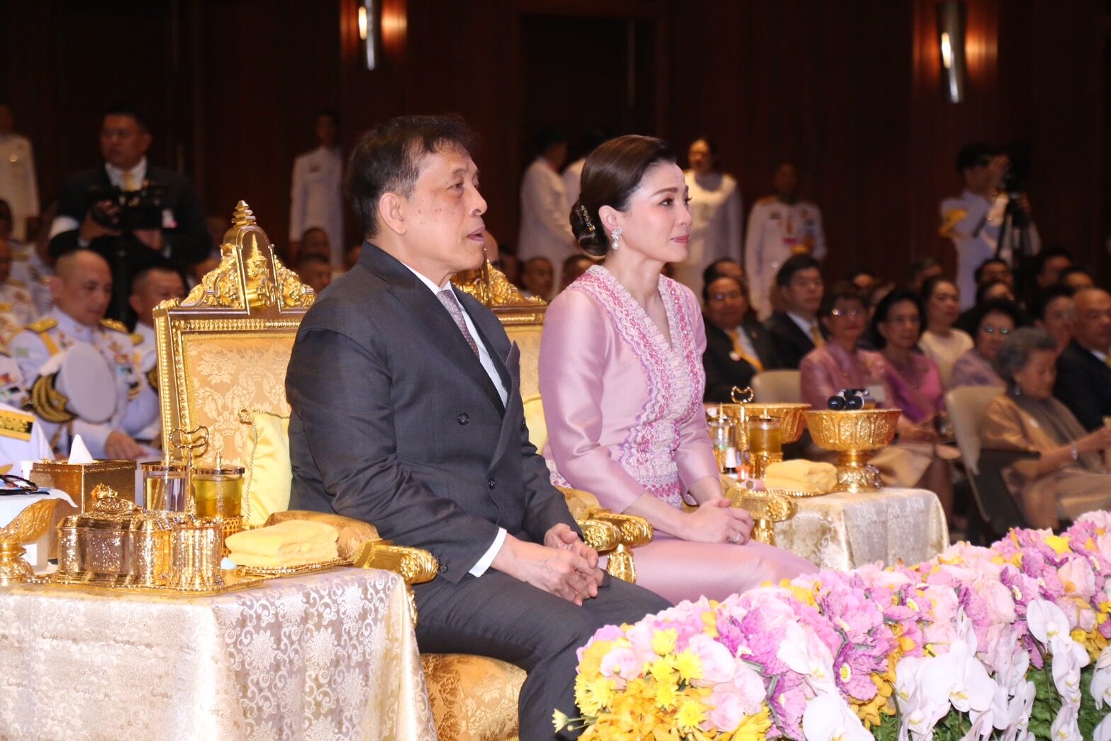 ในหลวง พระราชินี เสด็จฯ ไปในพิธีทูลเกล้าฯ ถวายฉลองพระองค์ครุยพระบรมราชูปถัมภก