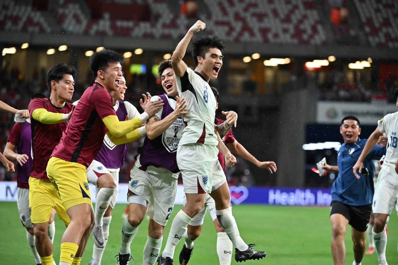 ทีมชาติไทย พลิกแซงสี่ลูกรวด ชนะ สิงคโปร์ 4-2 ศึกฟุตบอลชิงแชมป์อาเซียน