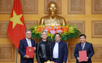 เจนเซ่น หวง ซีอีโอ NVIDIA (คนที่สองจากซ้าย) และฝ่าม มิงห์ จิ๋งห์ ยายกฯเวียดนาม ประกาศตั้งศูนย์วิจัยและพัฒนาของ NVIDIA ในเวียดนาม เมื่อวันที่ 5 ธันวาคม 2024