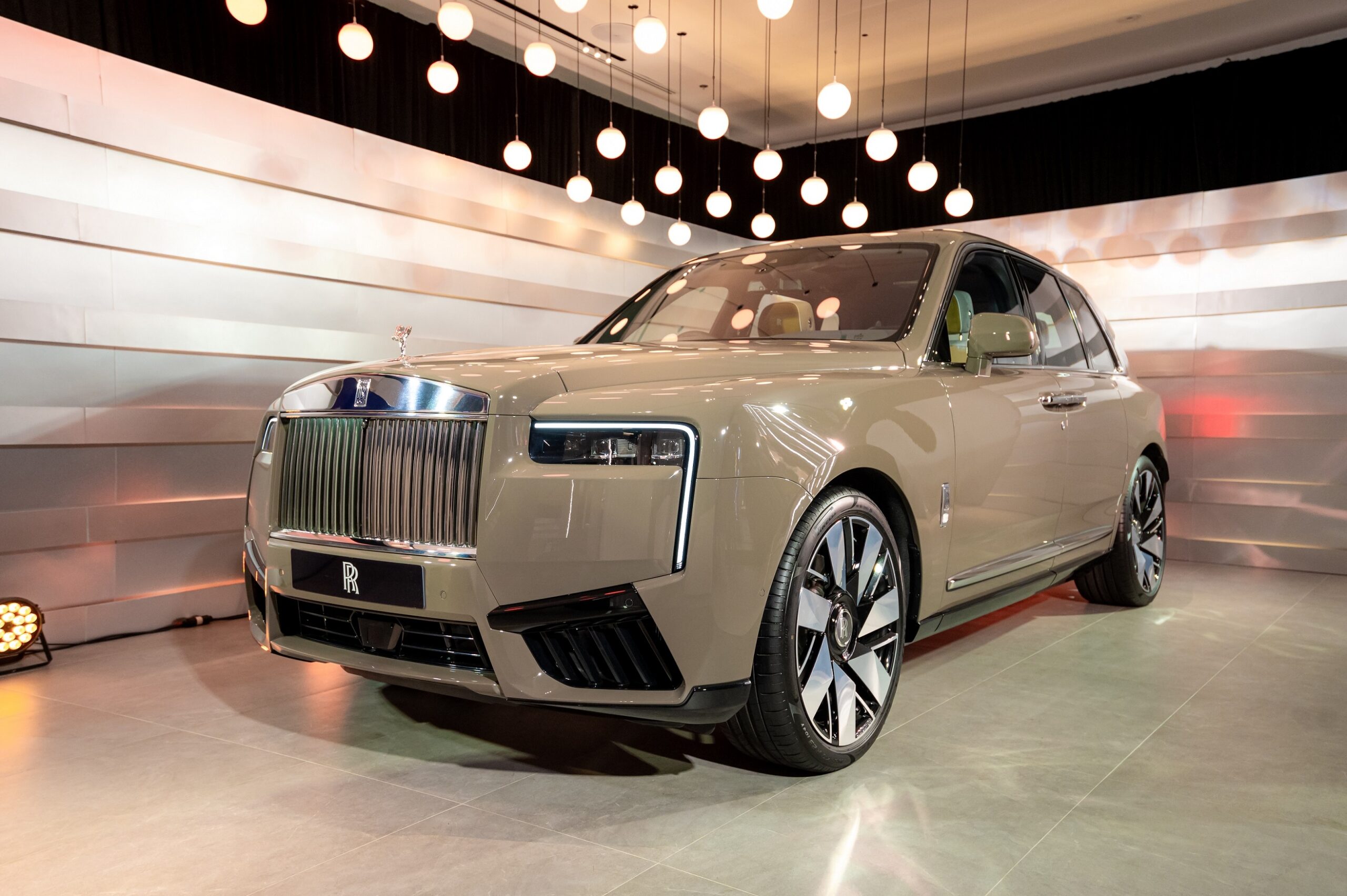 อัครยานยนต์สมบูรณ์แบบ “โรลส์-รอยซ์ Cullinan Series II”