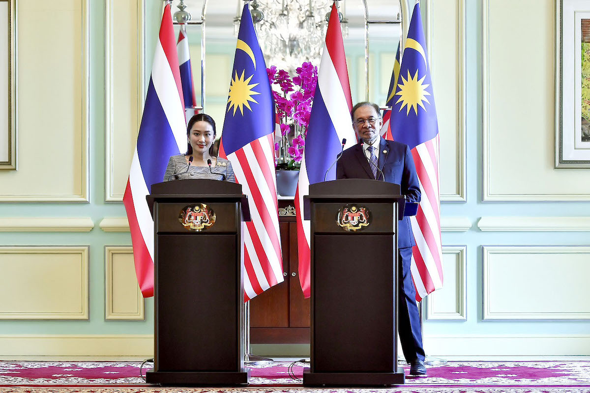 นางสาวแพทองธาร ชินวัตร นายกรัฐมนตรีไทย และ อันวาร์ อิบราฮิม นายกรัฐมนตรีมาเลเซีย