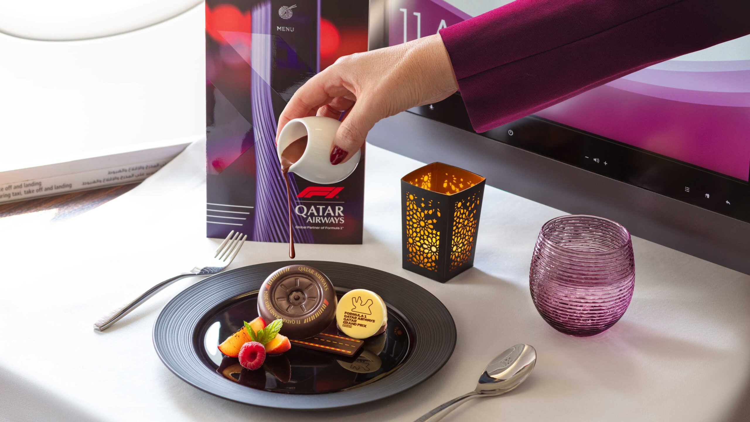 เฉลิมฉลอง Qatar Grand Prix กับชุดลำลอง F1 จากกาตาร์ แอร์เวย์ส