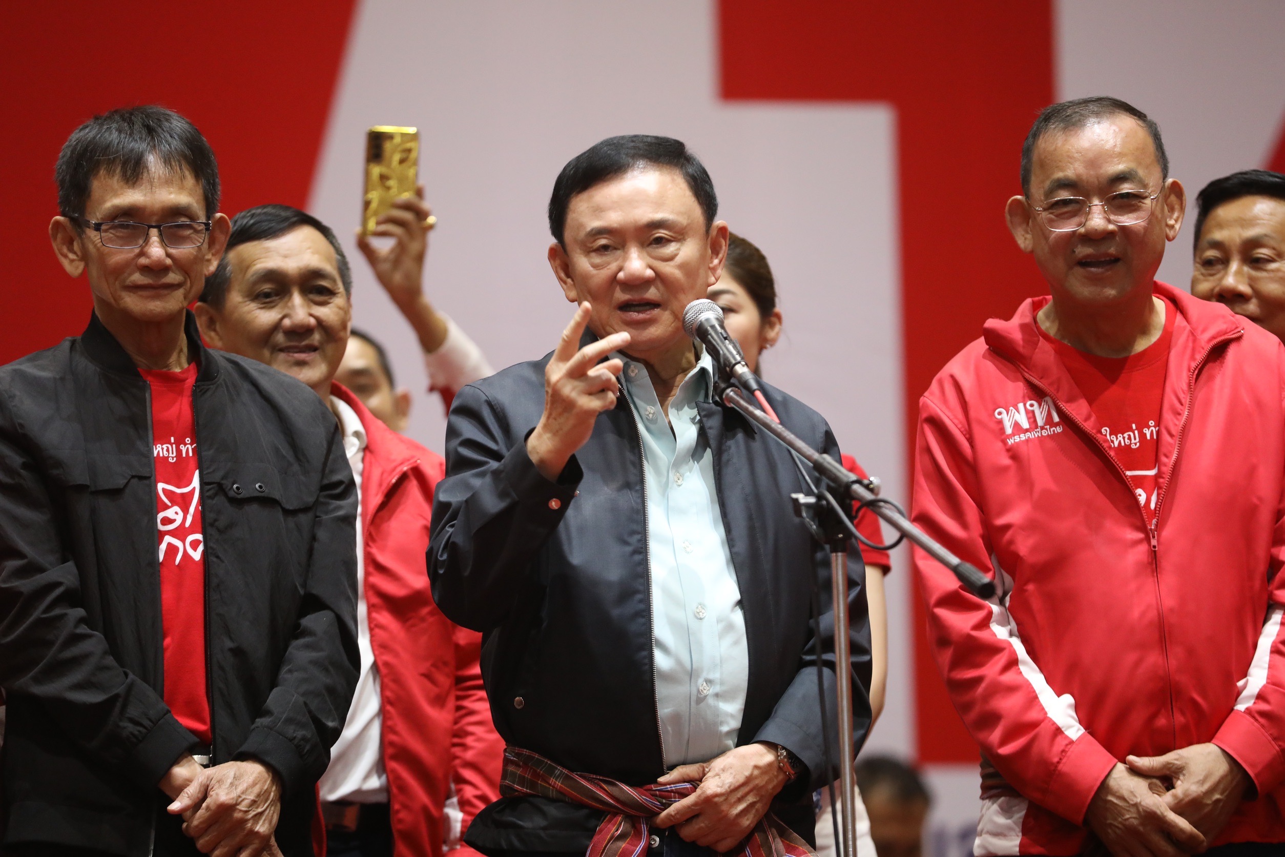ทักษิณขึ้นปราศรัย เป็นหนี้บุญคุณเมืองอุบล ขอให้ฟัง อิ๊งค์แถลงพรุ่งนี้