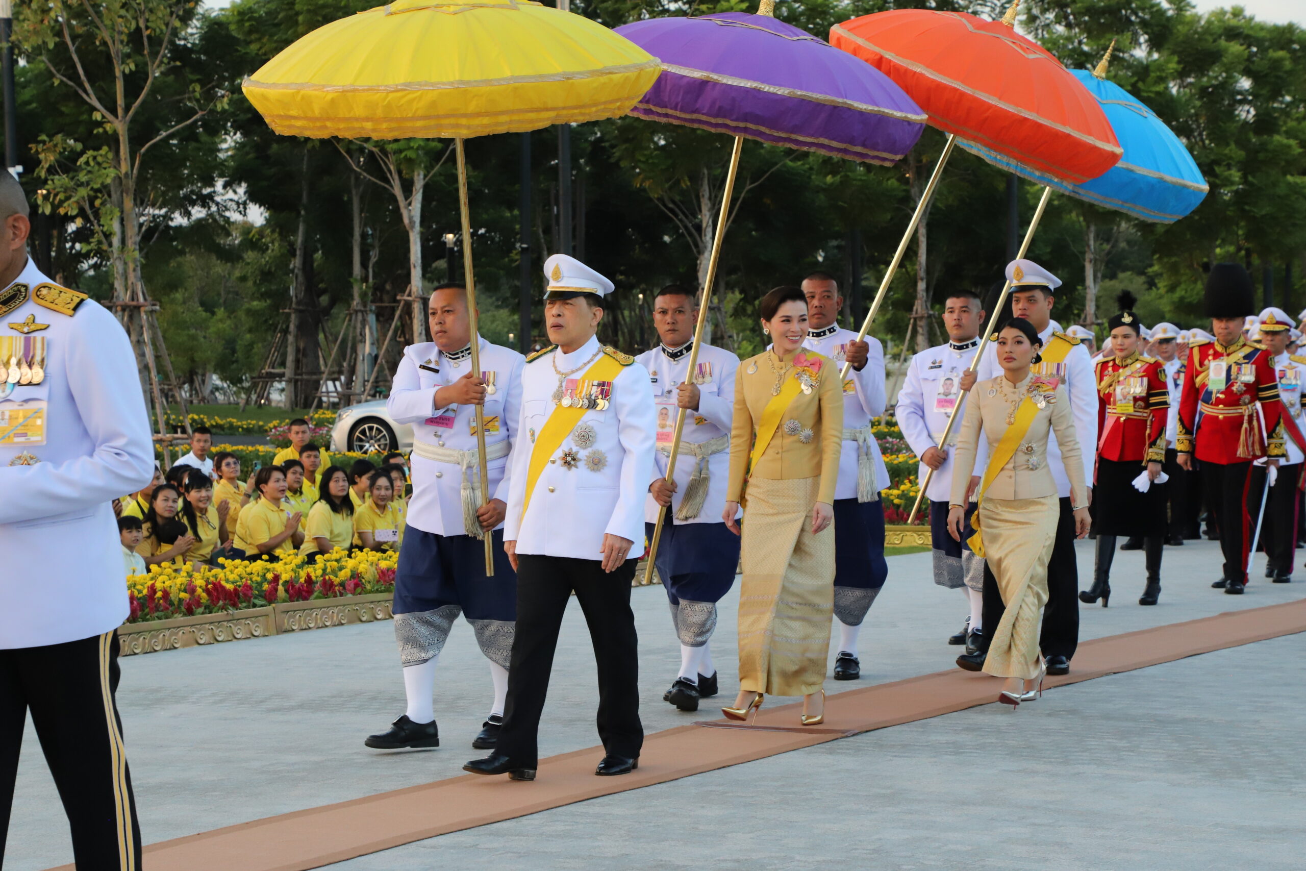 ในหลวง พระราชินี ทรงวางพุ่มดอกไม้ ณ พระบรมราชานุสาวรีย์ รัชกาลที่ 9
