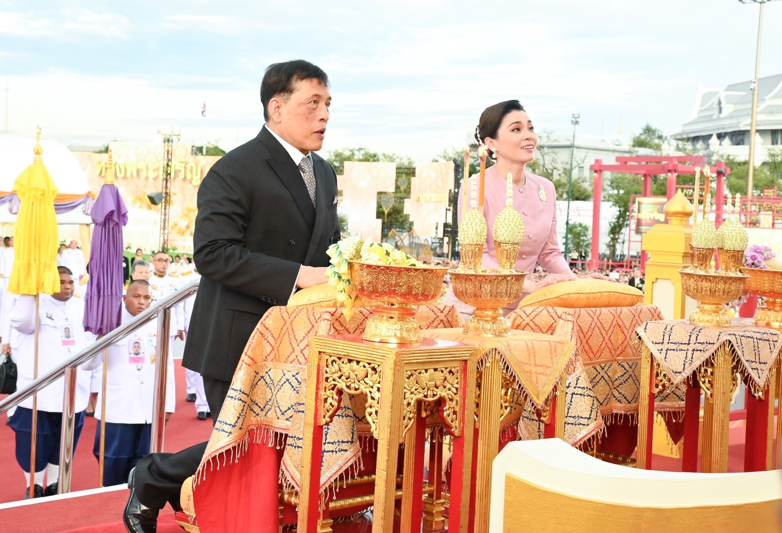 ในหลวง-พระราชินี เสด็จฯ ทรงสักการะพระเขี้ยวแก้ว ณ ท้องสนามหลวง