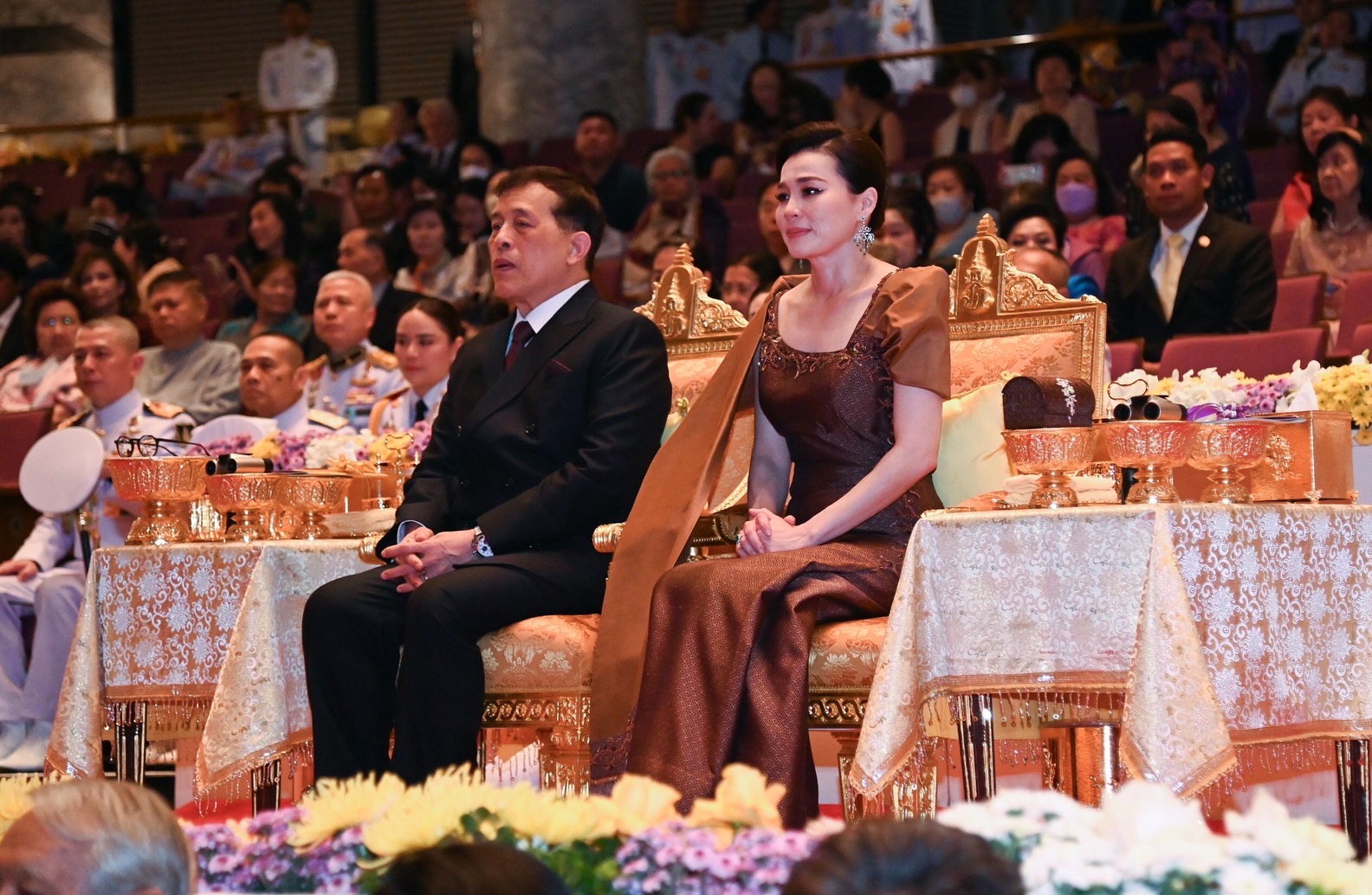 ในหลวง พระราชินี เสด็จฯ ทอดพระเนตรการแสดงละครนอก เรื่อง “สังข์ทอง”