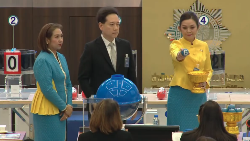 นายนาฬิกอติภัท แสงสนิท กรรมการผู้จัดการ บริษัท ธนารักษ์พัฒนาสินทรัพย์ จำกัด เป็นประธานการออกรางวัล