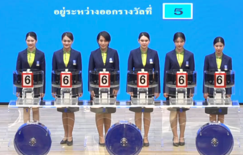 เจ้าหน้าที่จาก บริษัท ธนารักษ์พัฒนาสินทรัพย์ จำกัด เป็นผู้ช่วยหมุนการออกรางวัล งวด 16 ธันวาคม 2567 