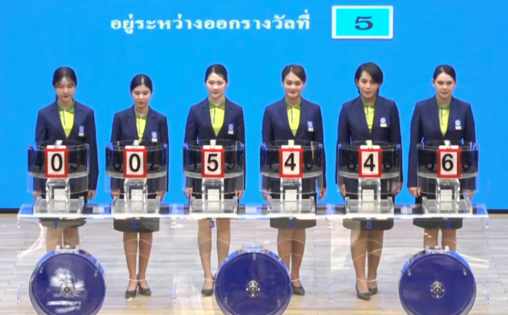 เจ้าหน้าที่จาก บริษัท ธนารักษ์พัฒนาสินทรัพย์ จำกัด เป็นผู้ช่วยหมุนการออกรางวัล งวด 16 ธันวาคม 2567 