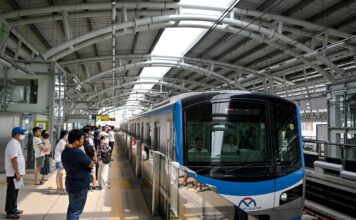 ผู้คนรอขึ้นรถไฟฟ้าสายแรกของเวียดนาม ภาพโดย Nhac NGUYEN / AFP