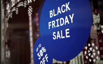 โฆษณาลดราคา Black Friday แสดงอยู่ที่หน้าต่างร้านค้าในสหรัฐ ภาพโดย REUTERS/Benoit Tessier
