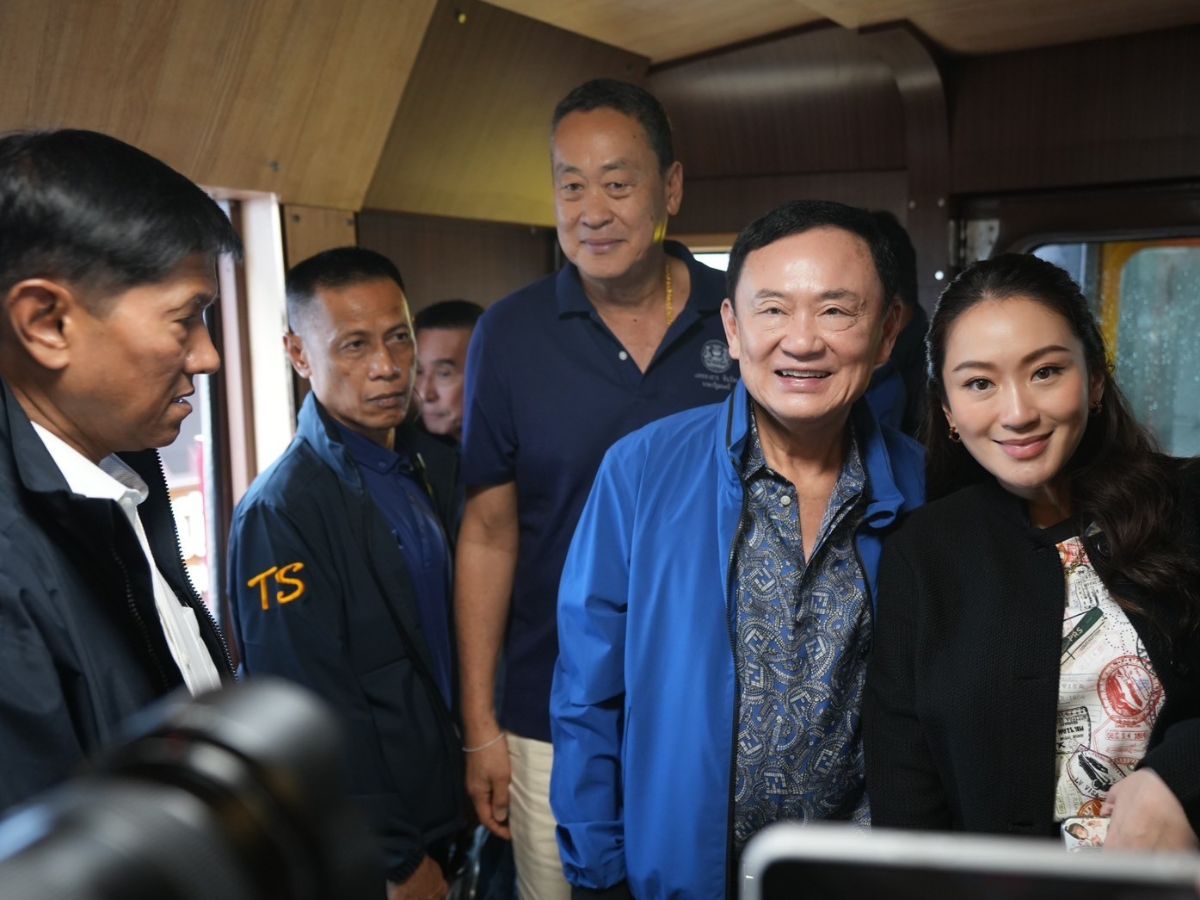 ทักษิณ – อิ๊งค์ – เศรษฐา 3 นายกฯ ร่วมขบวนรถไฟ สัมมนาเพื่อไทย