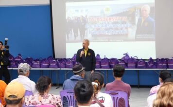 ‘พิพัฒน์’ นำทีมแรงงาน มอบเครื่องอุปโภคบริโภค 7 คันรถ ช่วยน้ำท่วม 8 จังหวัดภาคใต้