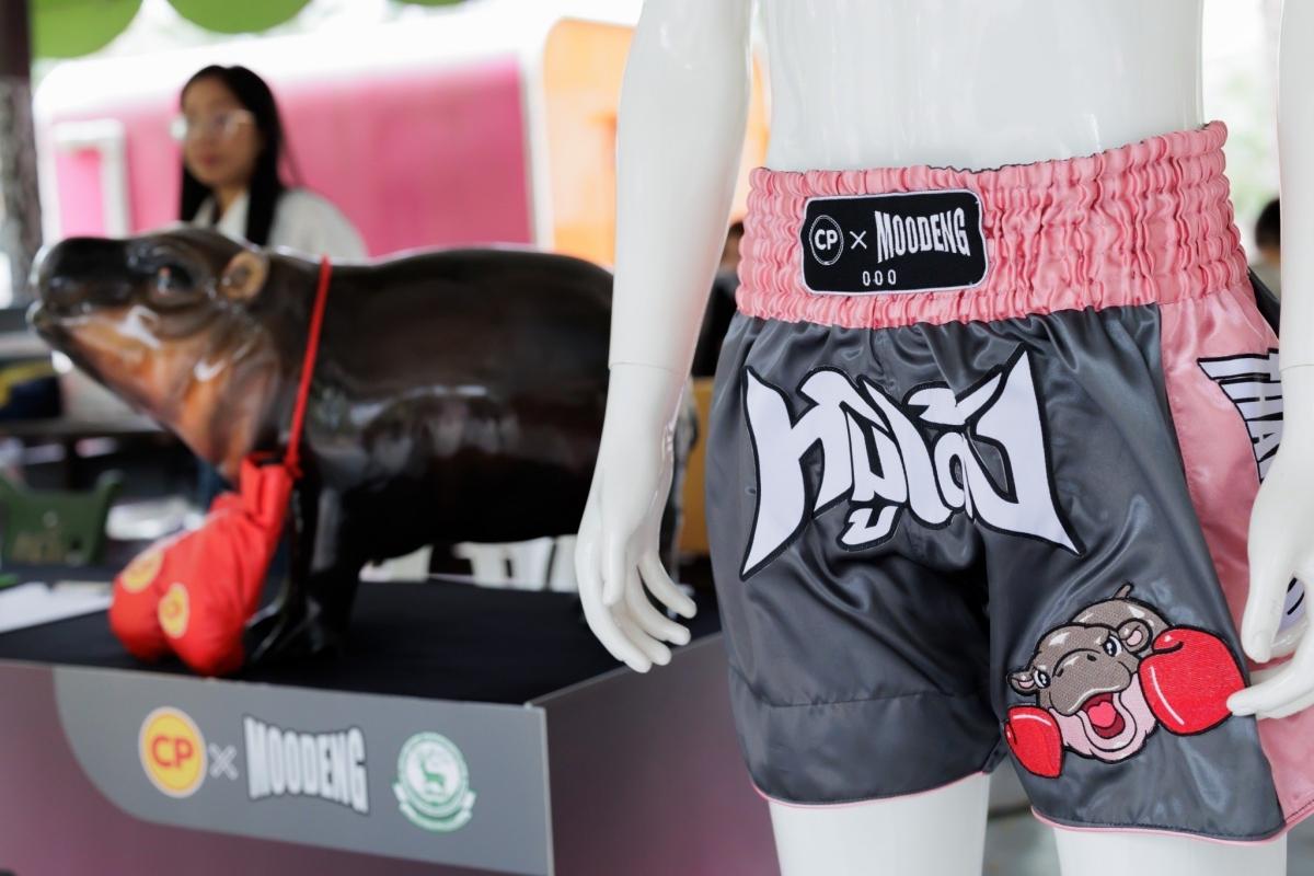 ซีพี เปิดตัวกางเกงมวยไทย ‘CPxMOODENG Limited Edition’