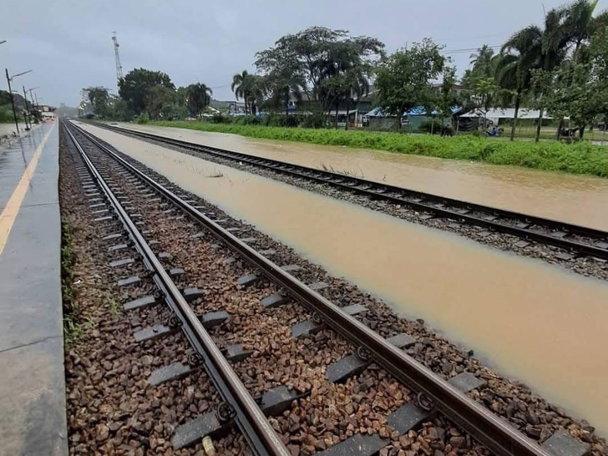 ชุมพรน้ำท่วมหนัก ปิดถนนหมายเลข41- รถไฟงดเดินสายใต้ ช่วงสถานีสวี-สถานีวิสัย