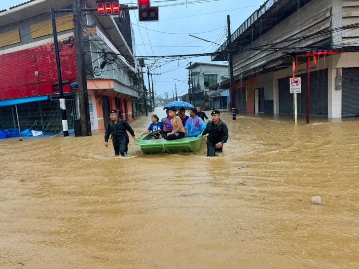 ระนองอ่วม ฝนกระหน่ำ จังหวัด-ทหารเร่งอพยพคนป่วยไปพื้นที่ปลอดภัย