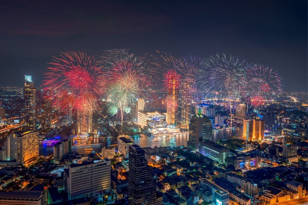 เคานต์ดาวน์ 2568 ชมพลุข้าวเหนียวรักษ์โลก ริมโค้งน้ำเจ้าพระยา ที่ไอคอนสยาม