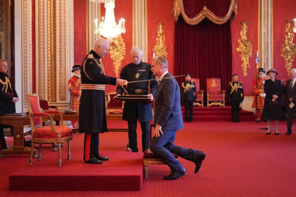 คริสโตเฟอร์ โนแลน เข้ารับพระราชทานยศอัศวิน จากกษัตริย์ชาร์ลส์ที่ 3