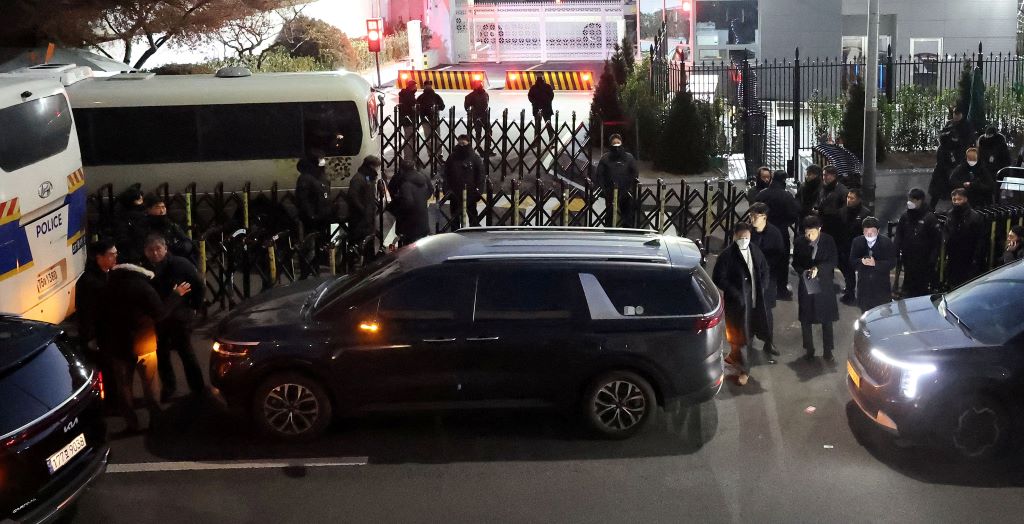 เจ้าหน้าที่บุกจับกุม ‘ยุน ซอกยอล’ ถึงบ้านพัก