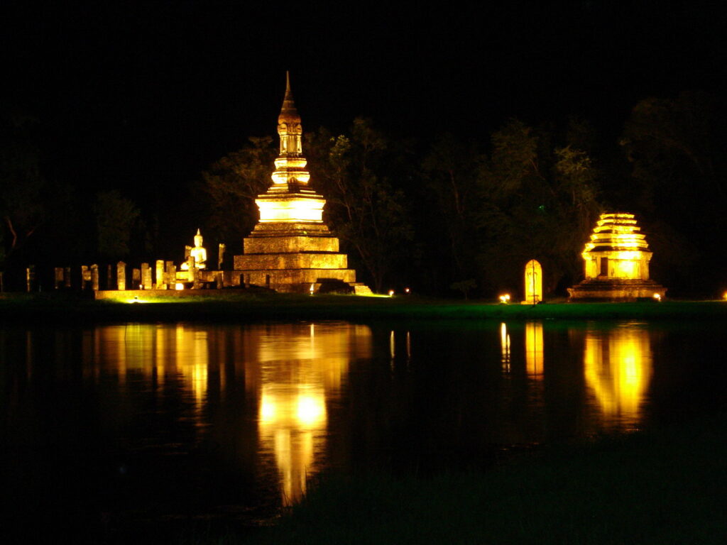 เที่ยวโบราณสถานยามราตรี ที่อุทยานประวัติศาสตร์สุโขทัย ตลอดเดือนกุมภาพันธ์ 2568
