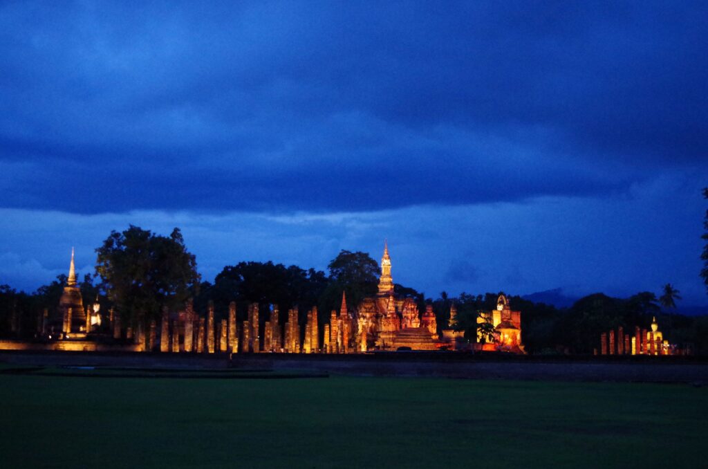 เที่ยวโบราณสถานยามราตรี ที่อุทยานประวัติศาสตร์สุโขทัย ตลอดเดือนกุมภาพันธ์ 2568