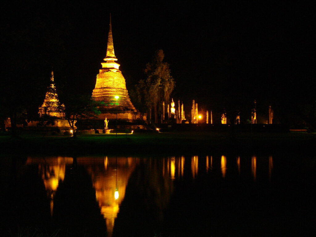 เที่ยวโบราณสถานยามราตรี ที่อุทยานประวัติศาสตร์สุโขทัย ตลอดเดือนกุมภาพันธ์ 2568