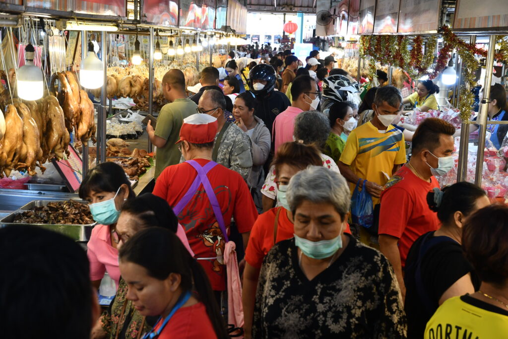 บรรยากาศการจับจ่ายใช้สอยของประชาชน "วันจ่าย" ตรุษจีน 2568