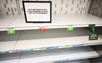 ชั้นวางขายไข่ที่ว่างเปล่าของ Sprouts Farmers Market ในรัฐแคลิฟอร์เนีย สหรัฐอเมริกา
