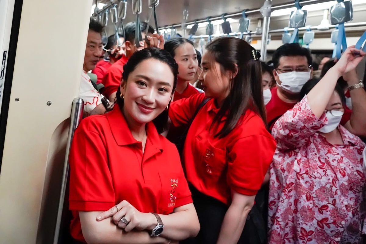แพทองธาร ขึ้นรถไฟฟ้าตรวจมาตรการให้ประชาชนใช้ฟรี ระหว่างไปเยาวราช