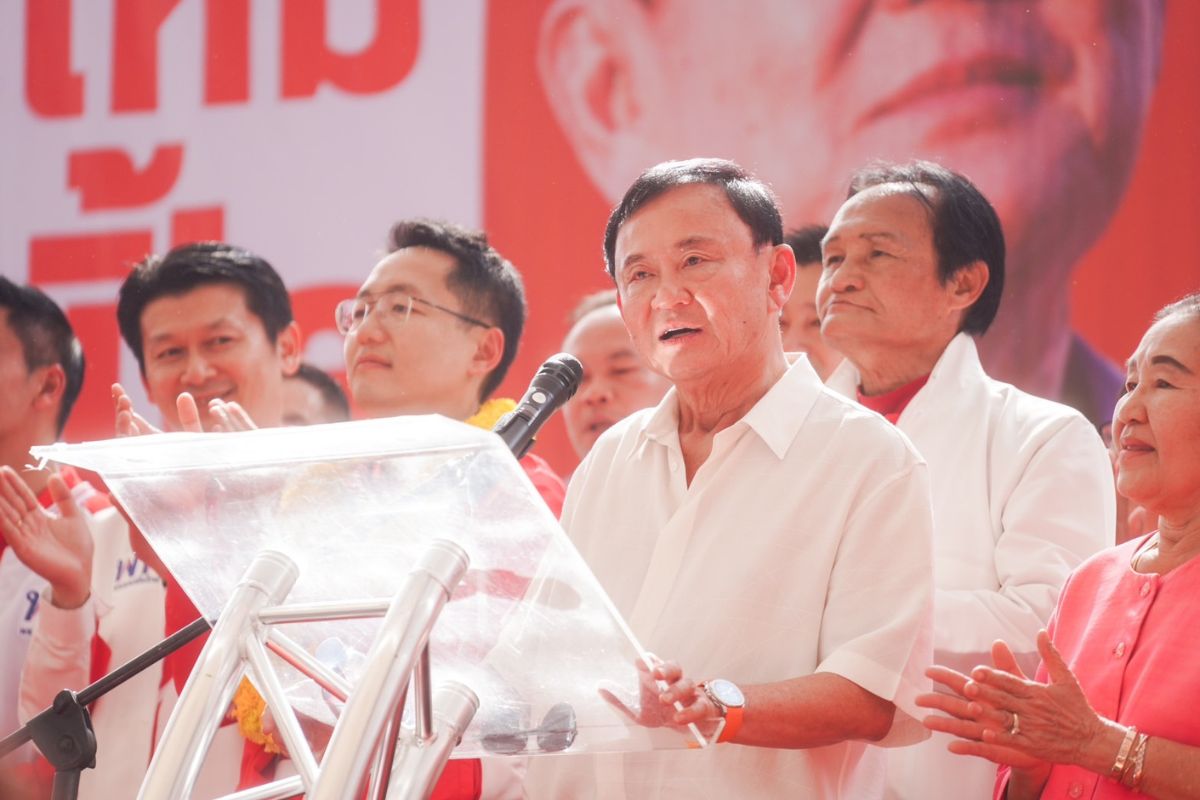 ทักษิณ ถูกอดีตเสื้อแดง เขวี้ยงถุงขยะขึ้นเวที แต่ให้อภัย (มีคลิป)
